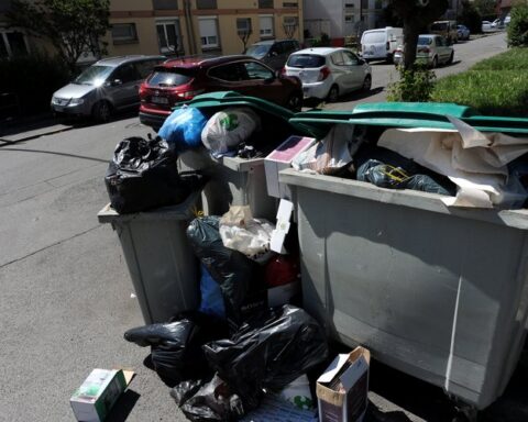 Arnaque : des individus se faisant passer pour des agents de la métropole implantent des puces sur les poubelles pour voler des données personnelles.