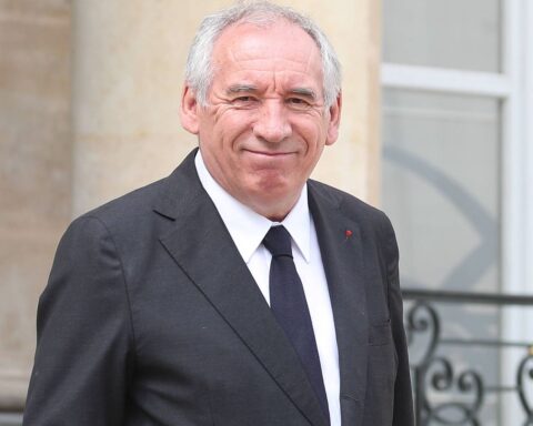 Bayrou s'exprime sur le drame d'Antibes et la question du plastique
