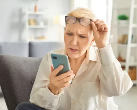 « Bonjour, êtes-vous chez vous ? » : le SMS qui peut vider vos comptes bancaires.