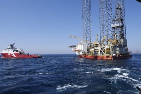 BP annonce la découverte d'un vaste gisement de pétrole et de gaz au large des côtes brésiliennes, tandis que les restaurateurs exigent la suppression des titres-restaurant.