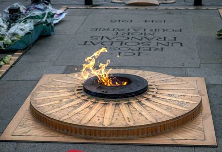Bruno Retailleau annonce le retrait du titre de séjour de l'individu ayant allumé sa cigarette à l'aide de la flamme du Tombeau du Soldat inconnu.