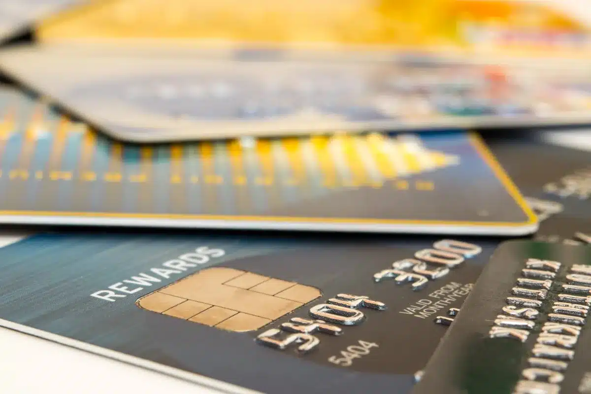 Carte de débit ou carte de crédit : un choix délicat qui entraîne des pièges pour des milliers de voyageurs chaque année.