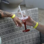 Cocktail, fête et bracelet jaune au Riviera à Toulouse : "Je suis venue seule", une déclaration audacieuse.