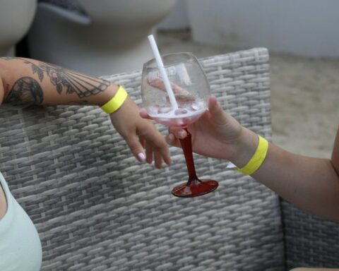 Cocktail, fête et bracelet jaune au Riviera à Toulouse : "Je suis venue seule", une déclaration audacieuse.
