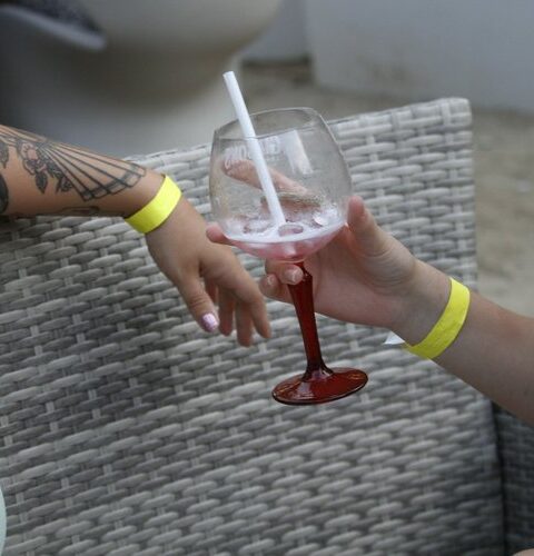 Cocktail, fête et bracelet jaune au Riviera à Toulouse : "Je suis venue seule", une déclaration audacieuse.