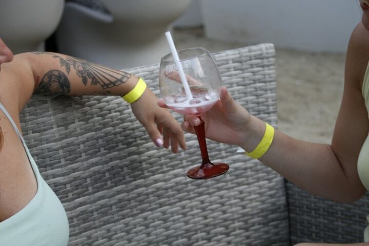 Cocktail, fête et bracelet jaune au Riviera à Toulouse : "Je suis venue seule", une déclaration audacieuse.