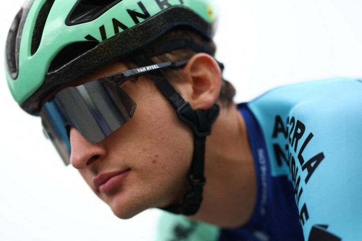 Cyclisme : Le directeur sportif réagit à la comparaison entre Bernard Hinault et Paul Seixas concernant sa nouvelle recrue prometteuse.