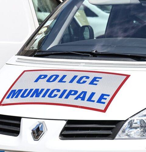 Décès de deux adolescents sur une mini-moto : absence de casque et feu rouge franchi, les détails de l'accident impliquant un camion.