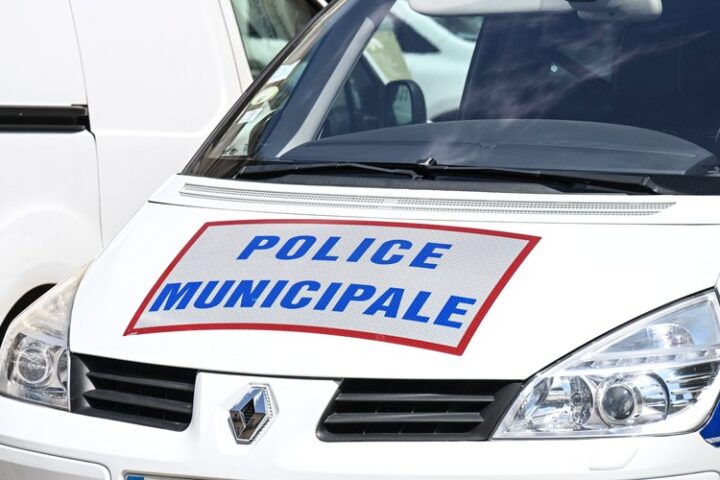 Décès de deux adolescents sur une mini-moto : absence de casque et feu rouge franchi, les détails de l'accident impliquant un camion.