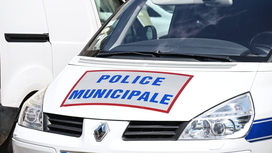 Décès de deux adolescents sur une mini-moto : absence de casque et feu rouge franchi, les détails de l'accident impliquant un camion.