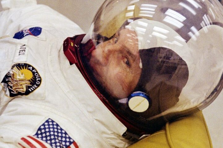 Décès de l'astronaute américain Jim Lovell, commandant emblématique de la mission Apollo 13, reconnu pour son caractère et son courage inébranlable.