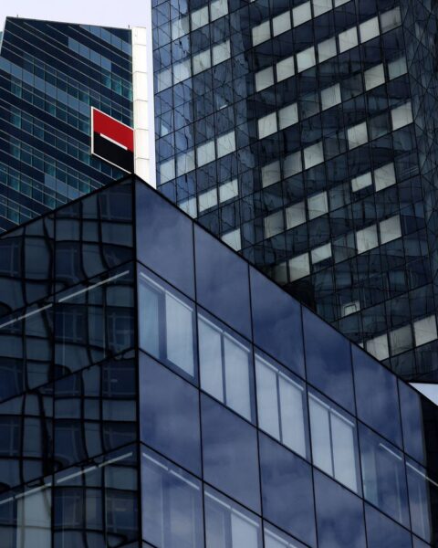 Des bureaux vitrés face à la chaleur : les salariés en quête de solutions durables à Paris