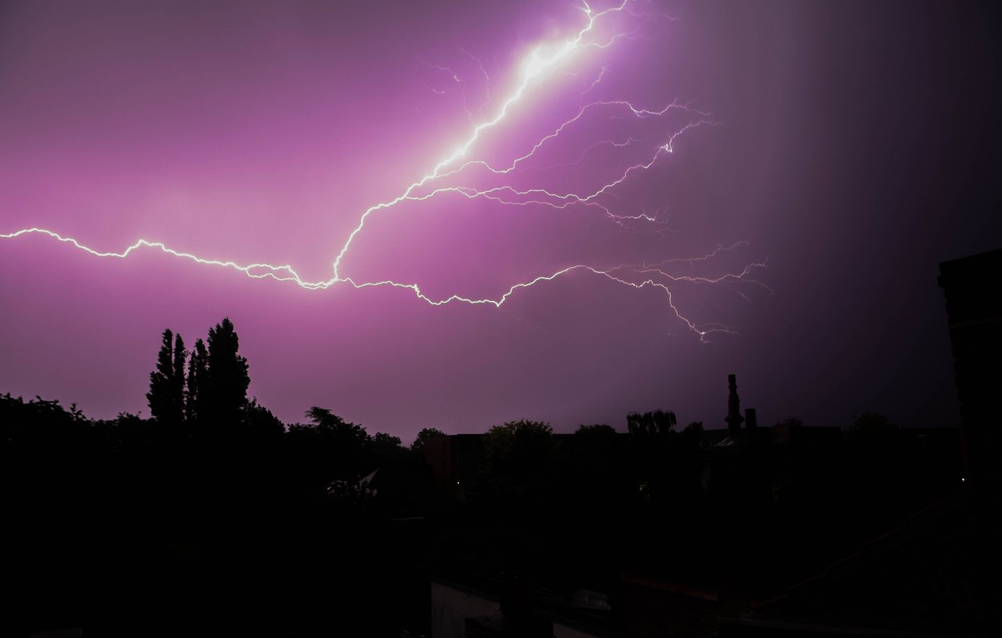 Des conditions météorologiques sévères attendues en France ce week-end avec des orages sur le Sud-Est