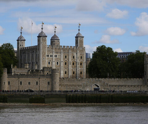 Des fouilles à la Tour de Londres révèlent des sépultures médiévales liées à la peste noire
