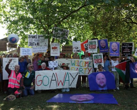 Des manifestations à Charlbury contre la présence du vice-président américain JD Vance durant ses vacances