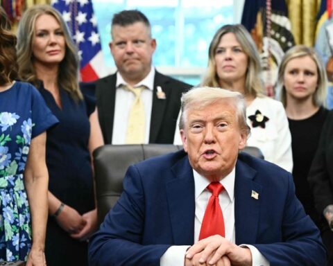 Donald Trump affirme que de nombreux Américains souhaiteraient un dictateur lors d'une conférence de presse