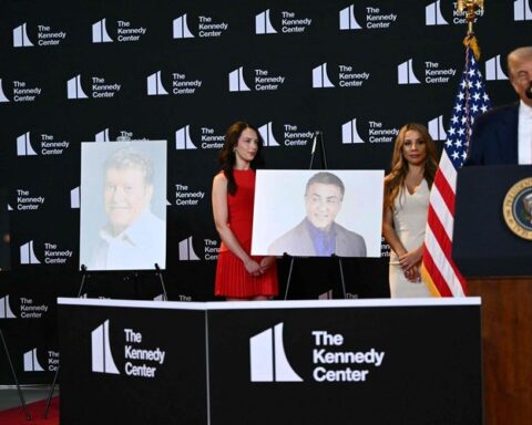 Donald Trump annonce les lauréats du Kennedy Center tout en combattant la politique woke