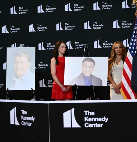 Donald Trump annonce les lauréats du Kennedy Center tout en combattant la politique woke