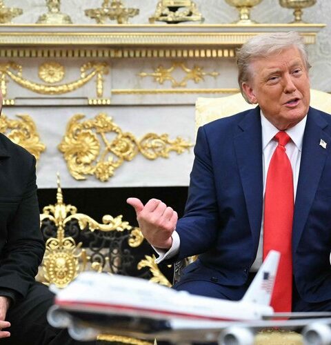 Donald Trump félicite Volodymyr Zelensky pour son choix vestimentaire lors de leur rencontre