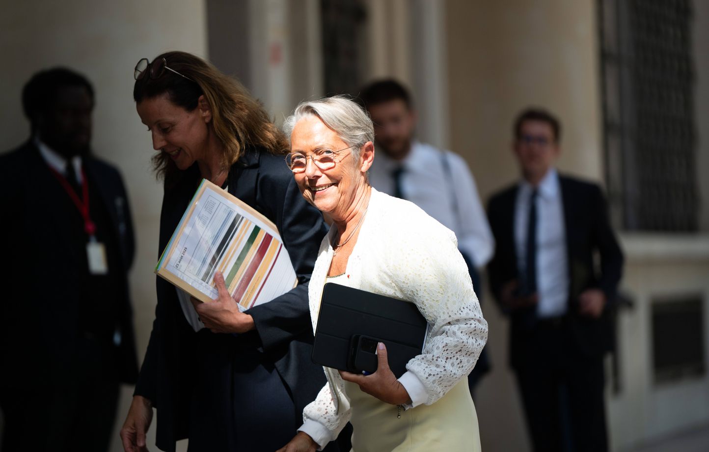 Elisabeth Borne fixe la rentrée scolaire comme priorité dans un contexte politique incertain