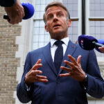 Emmanuel Macron appelle les responsables politiques à travailler ensemble pour éviter la censure de François Bayrou