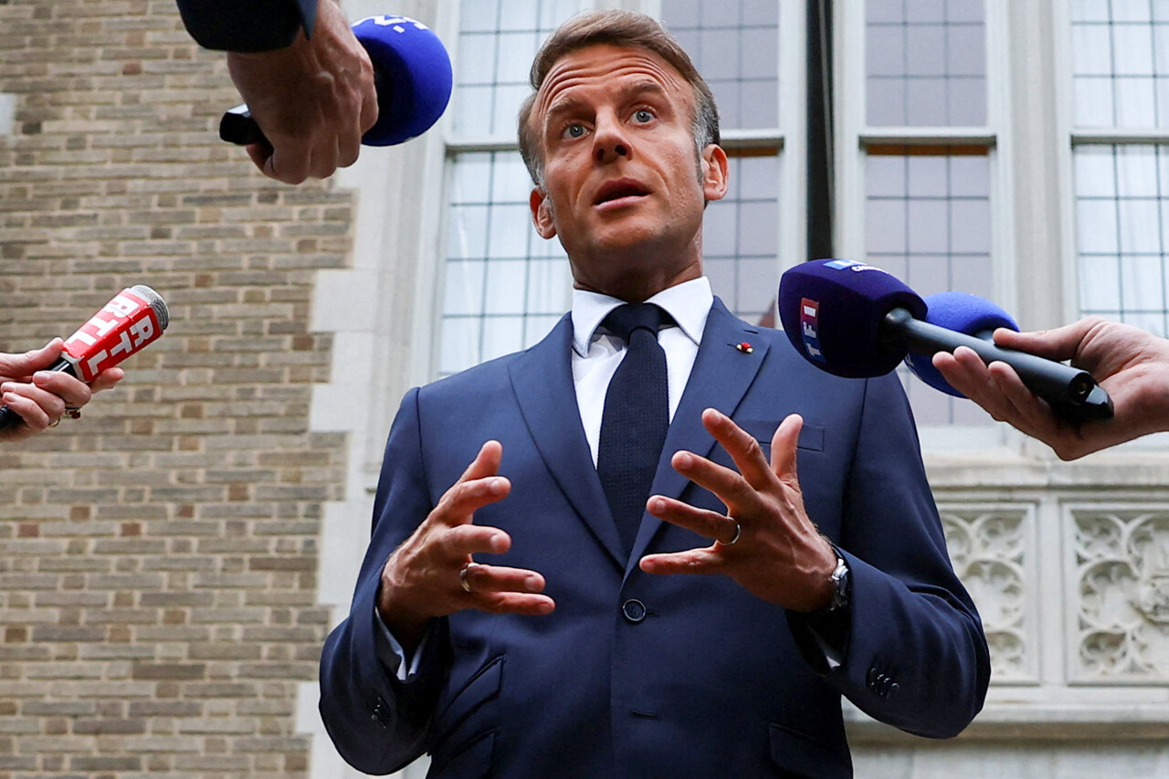 Emmanuel Macron appelle les responsables politiques à travailler ensemble pour éviter la censure de François Bayrou