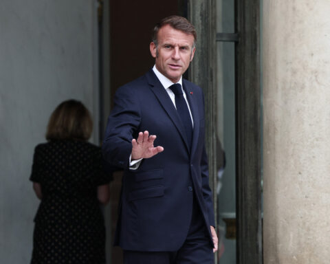 Emmanuel Macron réaffirme sa volonté d'aller au terme de son mandat malgré la crise
