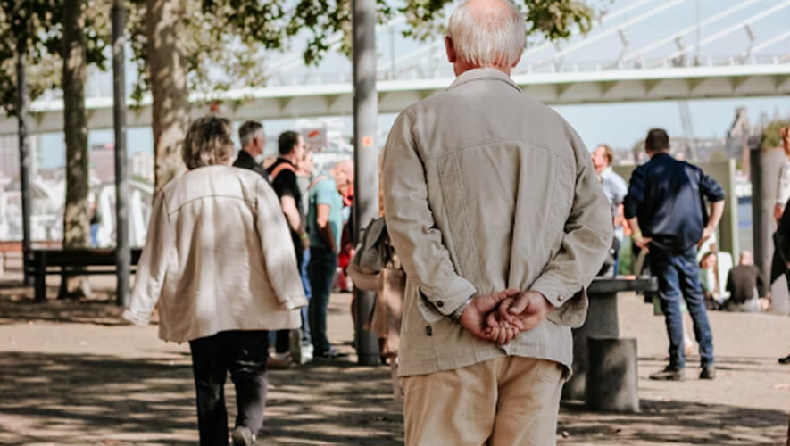 ENTRETIEN. Une population vieillissante et un faible taux de natalité : "Il est impératif de se préparer dès maintenant..." Stratégies pour que la France affronte ce défi démographique.