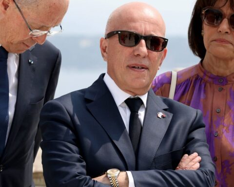 Éric Ciotti officialise sa candidature à la mairie de Nice pour mars 2026