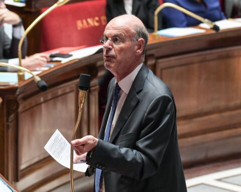 Éric Lombard affirme que la France n'est pas menacée par des interventions extérieures