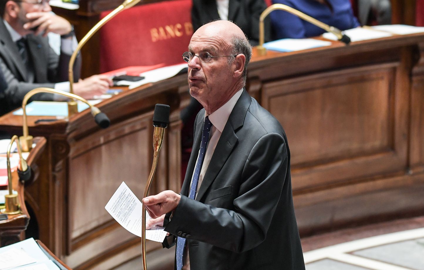 Éric Lombard affirme que la France n'est pas menacée par des interventions extérieures