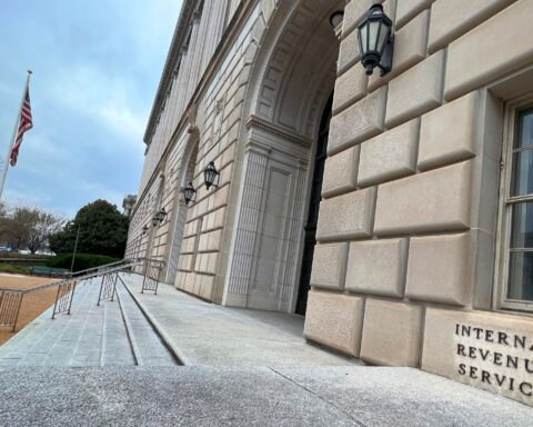 État des cryptomonnaies : l'agence fiscale américaine en crise après le départ de hauts responsables