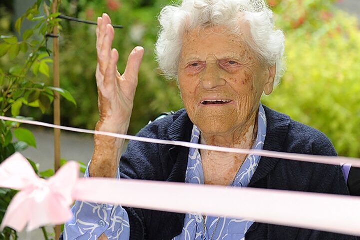 Ethel Caterham, doyenne de l'humanité, célèbre ses 116 ans à Surrey