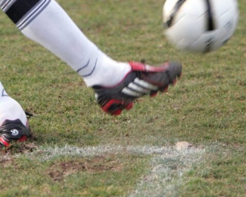 Football : un ancien joueur de Lyon gravement blessé et opéré après un accident de la route, sans confirmation d'aucune source officielle.