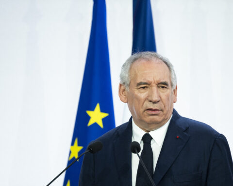 François Bayrou face à l'Assemblée nationale : un vote de confiance risqué pour son avenir politique