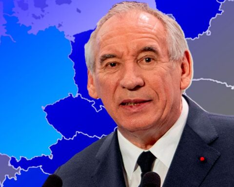 François Bayrou lance son podcast sur YouTube pour partager ses réflexions et analyses.