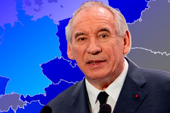 François Bayrou lance son podcast sur YouTube pour partager ses réflexions et analyses.