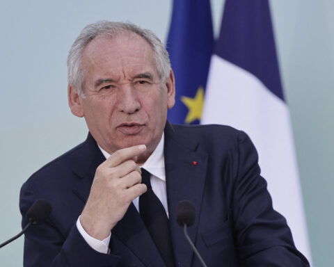 François Bayrou se lance dans l'aventure YouTube : une initiative préoccupante et désespérée.