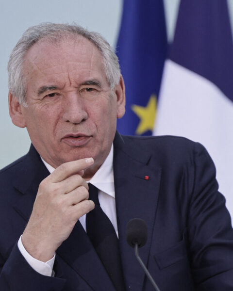 François Bayrou se lance dans l'aventure YouTube : une initiative préoccupante et désespérée.
