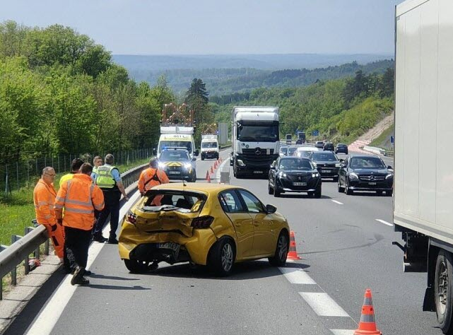 Freinage fantôme : une automobiliste alerte sur l'inaction des constructeurs après un accident sur l'autoroute