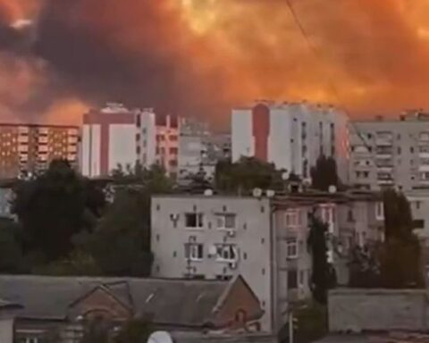 Guerre en Ukraine : la violence persiste malgré les efforts diplomatiques, des frappes touchent Kharkiv et Zaporijia