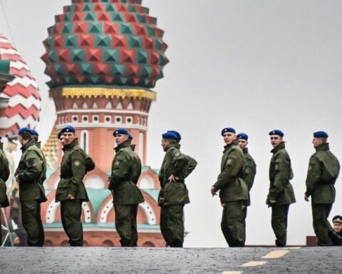 Guerre en Ukraine : "Les pertes pourraient dépasser les dommages militaires" sur le front, avec une explosion des contaminations au VIH parmi les populations affectées.
