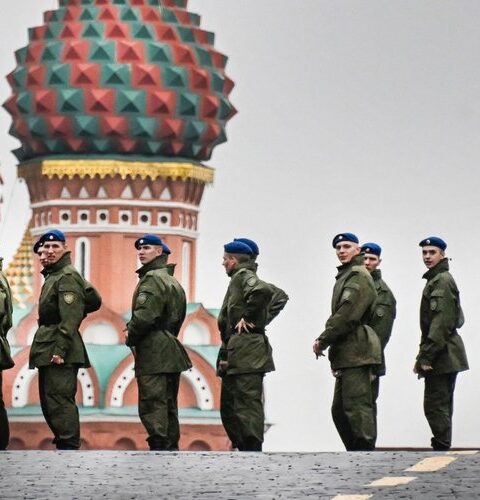 Guerre en Ukraine : "Les pertes pourraient dépasser les dommages militaires" sur le front, avec une explosion des contaminations au VIH parmi les populations affectées.
