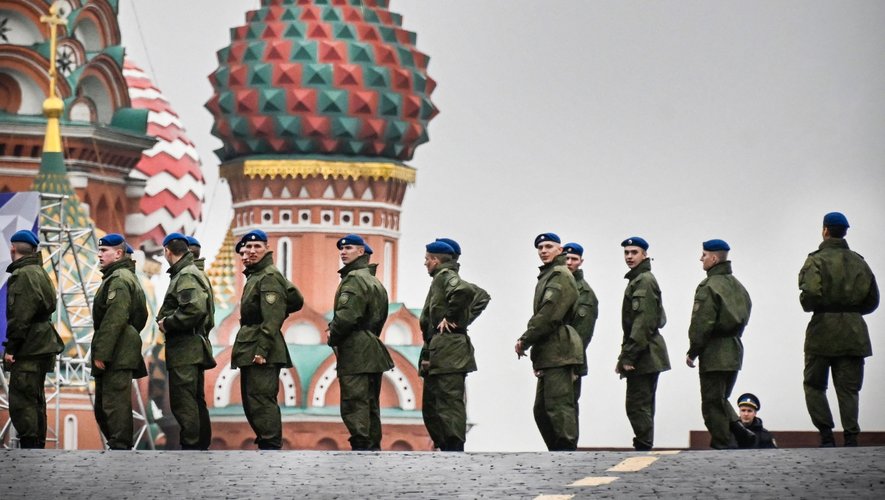 Guerre en Ukraine : "Les pertes pourraient dépasser les dommages militaires" sur le front, avec une explosion des contaminations au VIH parmi les populations affectées.