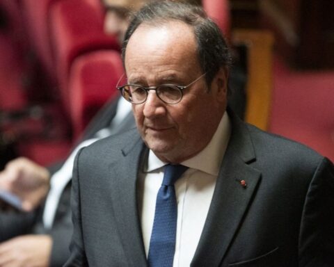 Hollande condamne le refus de LFI d'accréditer un journaliste du Monde à ses universités d'été