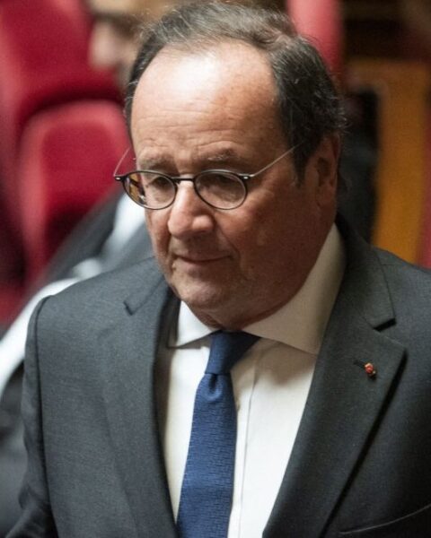 Hollande condamne le refus de LFI d'accréditer un journaliste du Monde à ses universités d'été