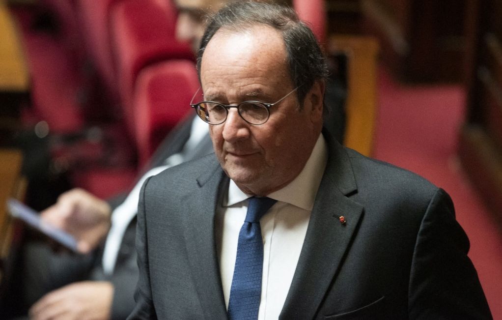 Hollande condamne le refus de LFI d'accréditer un journaliste du Monde à ses universités d'été