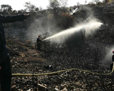 Incendie dans l’Aude : en raison de la canicule et de la tramontane, les pompiers prévoient une journée difficile, le feu ne sera probablement pas éteint avant plusieurs semaines.
