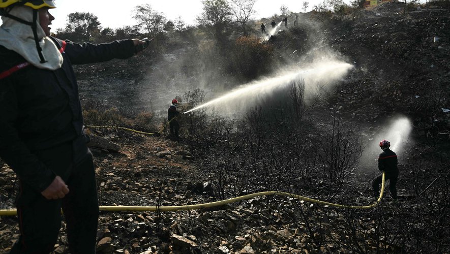 Incendie dans l’Aude : en raison de la canicule et de la tramontane, les pompiers prévoient une journée difficile, le feu ne sera probablement pas éteint avant plusieurs semaines.