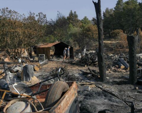 Incendie dans l'Aude : le feu ayant ravagé 16 000 hectares et causé un décès est désormais sous contrôle, selon les annonces de la préfecture.